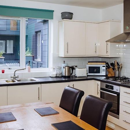 Beautiful, Contemporary 3 Bedroom Apartment Bath Exterior foto