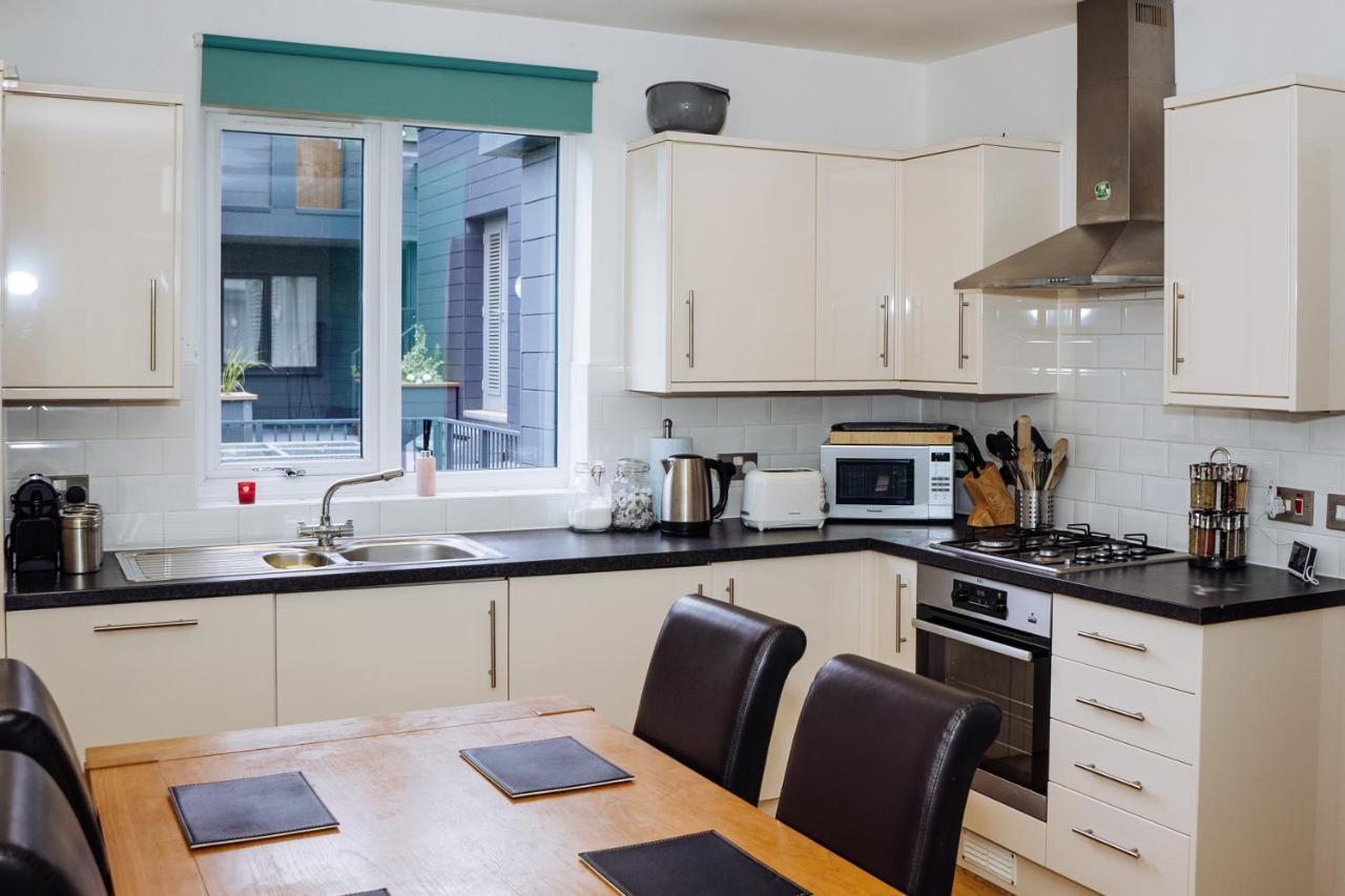 Beautiful, Contemporary 3 Bedroom Apartment Bath Exterior foto