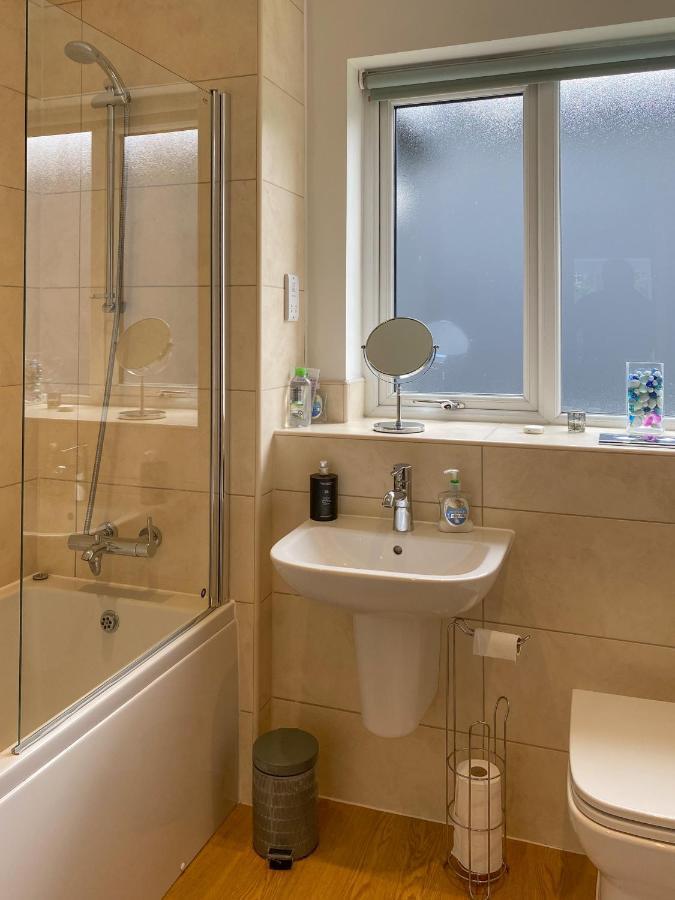Beautiful, Contemporary 3 Bedroom Apartment Bath Exterior foto